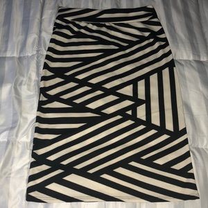Black and white pencil skirt. Size L